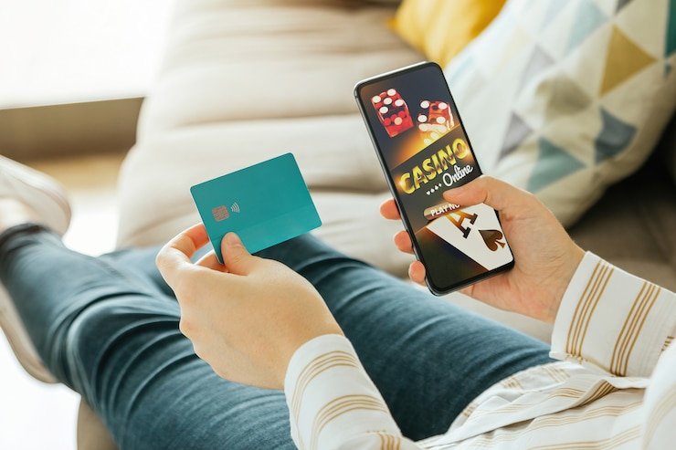 Antarmuka aplikasi 777singa menampilkan meja live dealer blackjack dan opsi taruhan olahraga di satu layar